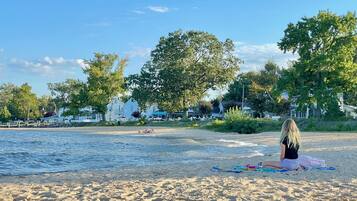 Plage à proximité, chaises longues, serviettes de plage