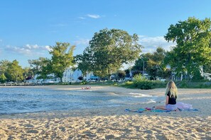 Beach nearby, sun loungers, beach towels - Boaty McBeach House: A Short Walk to Beach, Waterfront Sunsets & Restaurants! (Colonial Beach)