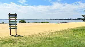 Playa en los alrededores, camastros y toallas de playa