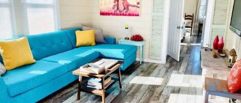 Een smart-tv, boeken, een muziekbibliotheek en een stereo