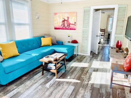 Boaty McBeach House: A Short Walk to Beach, Waterfront Sunsets & Restaurants!