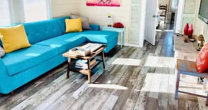 Boaty McBeach House: A Short Walk to Beach, Waterfront Sunsets & Restaurants!