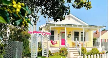 Boaty McBeach House: A Short Walk to Beach, Waterfront Sunsets & Restaurants!