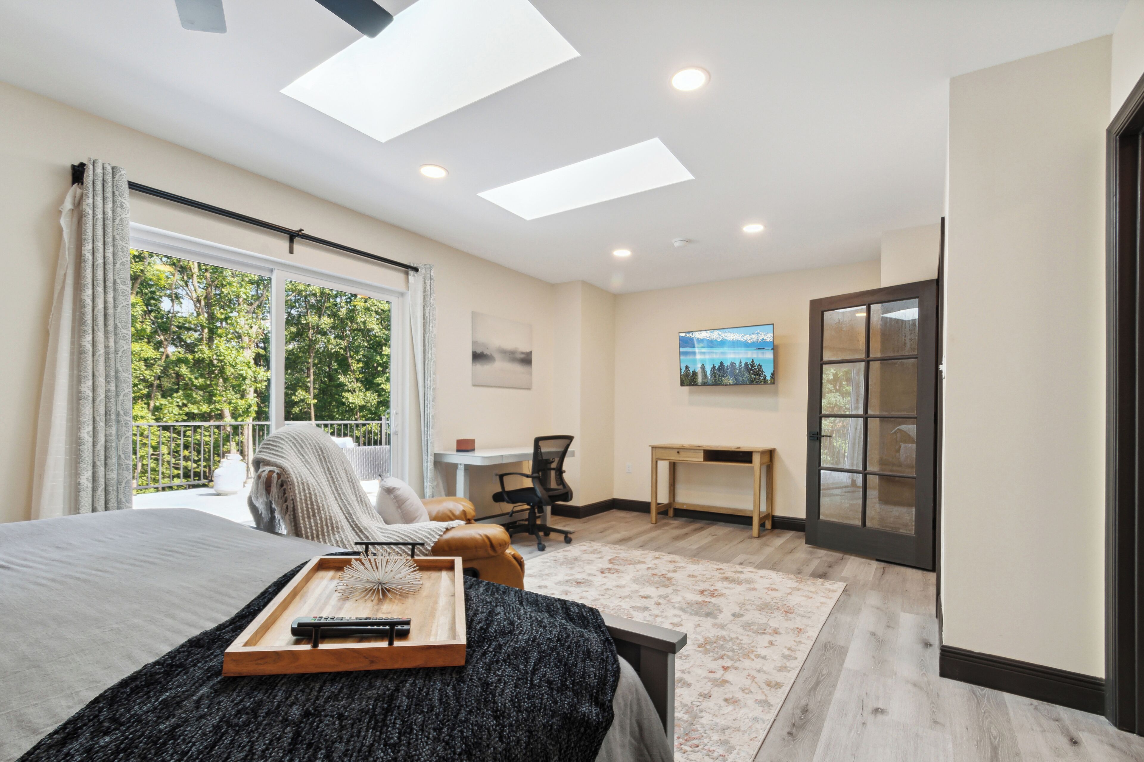 5 habitaciones, escritorio y tabla de planchar con plancha 