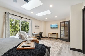 5 dormitorios, escritorio, tabla de planchar con plancha y cuna de viaje