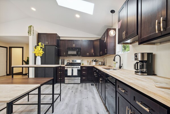 Frigorífico, microondas, horno y placa de cocina