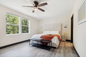 5 Schlafzimmer, Schreibtisch, Bügeleisen/Bügelbrett, Reisekinderbett