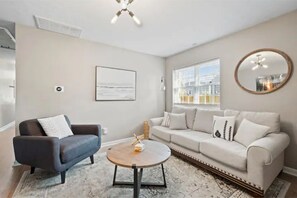 TV - Modern Louisville Home Near NuLu + Bourbon Trail (Louisville)