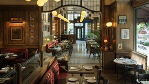 2 か所のレストラン : 朝食、ランチ、ディナー、ブランチに営業