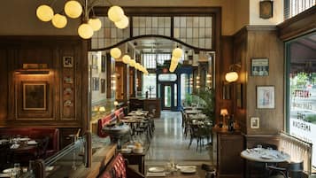 2 restaurants servant le petit déjeuner, le déjeuner et le dîner