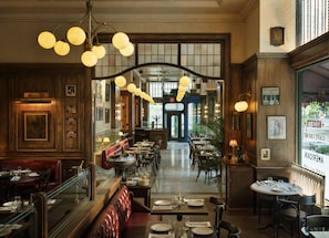 2 restaurants; breakfast, lunch, dinner and brunch served