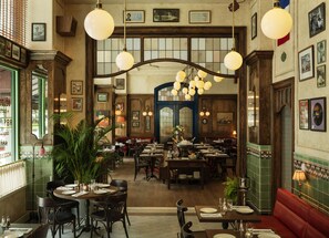 2 restaurants, breakfast, lunch, dinner served; French cuisine - ROOST Detroit (Detroit)
