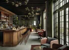 2 restaurantes; se sirven desayunos, almuerzos, cenas y cocina francesa 