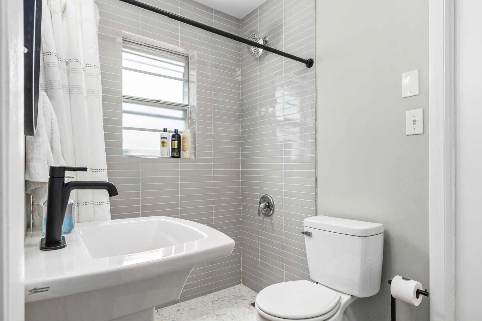 Douche, sèche-cheveux, serviettes fournies, shampoing