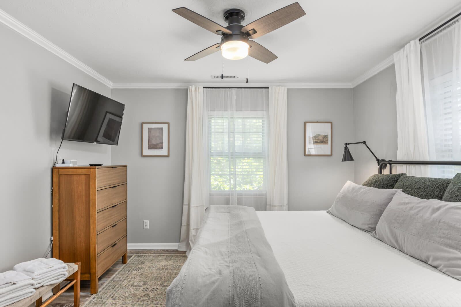 2 室のベッドルーム、アイロン / アイロン台、WiFi、ベッドシーツ