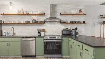 Refrigerador, microondas, horno, placa de cocina