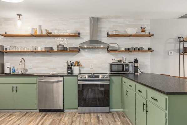 Refrigerador, microondas, horno, placa de cocina