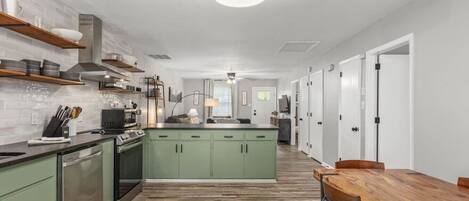 Frigorífico, microondas, horno y placa de cocina