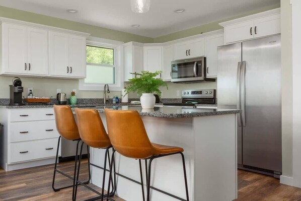 Jääkaappi, mikroaaltouuni, uuni, liesi