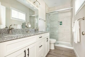 Ducha, secador de pelo, toallas, shampoo