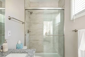 Dusche, Haartrockner, Handtücher, Shampoo