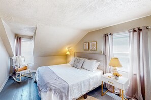 5 bedrooms, Internet, bed sheets - Spacious 2-story corporate rental duplex with large yard, 2 kitchens, fireplace (Colchester)