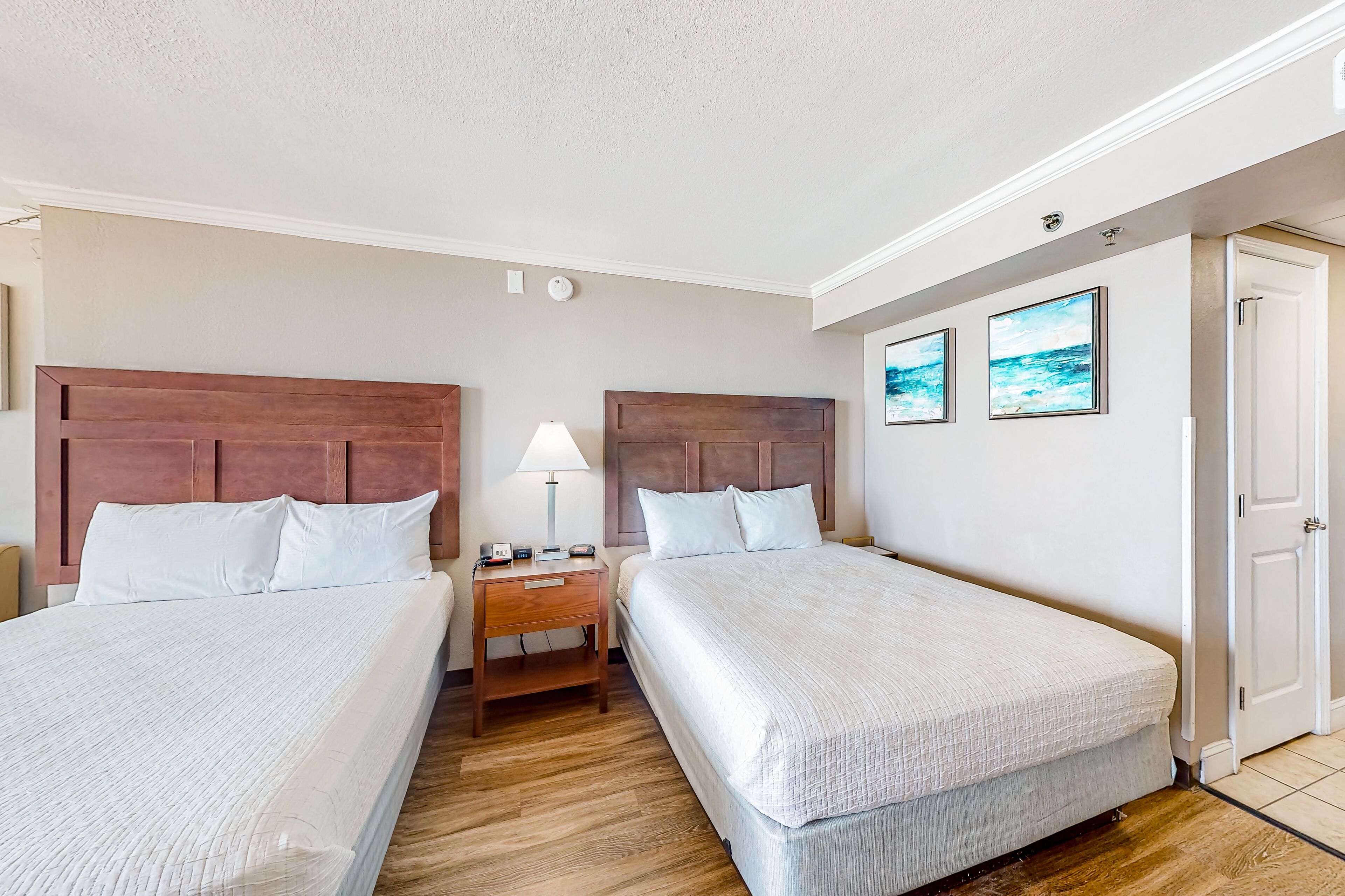 Beachfront condo with pool, hot tub, scenic balcony & AC