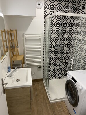 Dusche, Haartrockner, Handtücher, Seife