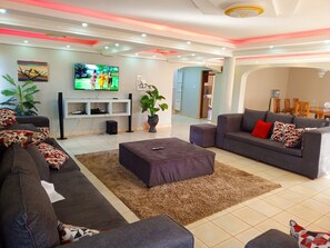 TV - La mana Mansionates- Delightful 6 bedroomed house in Nairobi (Nairobi)