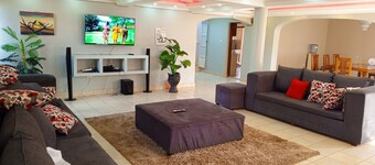 La mana Mansionates- Delightful 6 bedroomed house in Nairobi 