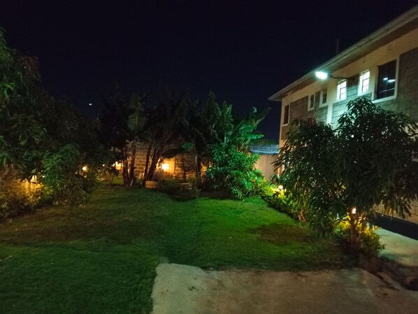 Property grounds - La mana Mansionates- Delightful 6 bedroomed house in Nairobi (Nairobi)