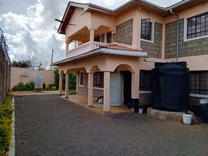 Exterior - La mana Mansionates- Delightful 6 bedroomed house in Nairobi (Nairobi)