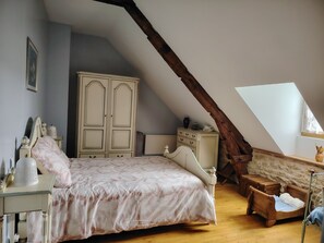 3 chambres, bureau, fer et planche Ă repasser, lit parapluie