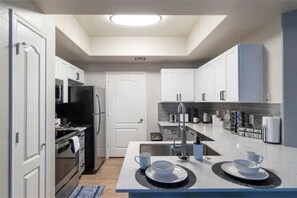 Jääkaappi, mikroaaltouuni, uuni, liesi