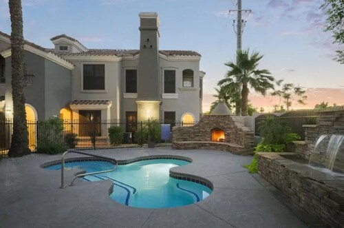 Prime Location Cozy Condo w/ Free Parking