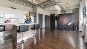 A modern kitchen with a bar area, stainless steel appliances, and a large window. - Skyline View 1BD | Sleeps 4 | Free Parking (Dallas)