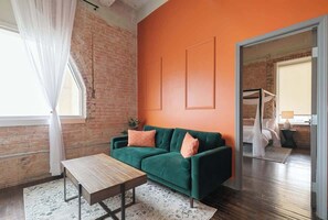 Televisión y oficina 