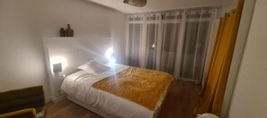2 bedrooms, desk, travel crib, free WiFi