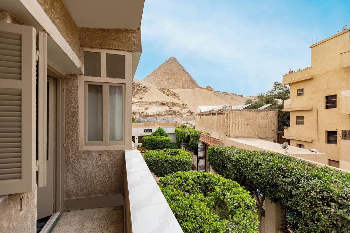Un balcon donnant sur la pyramide, une fenêtre et une porte.