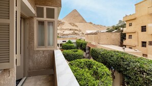 A balcony with a view of the pyramid, a window, and a door. - Villa Khufu Pyramids Hotel (Giza)
