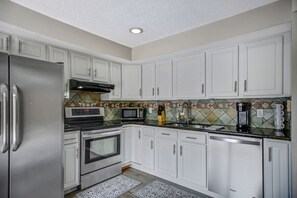Fridge, microwave, oven, stovetop - Central Mandarin, quiet, Convenient neighborhood! (Jacksonville)