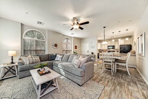 Beautiful  3 bedroom 2.5 bath townhome in heart of east Gilbert, community pool