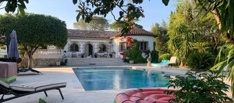 Grande Villa à L'abri des Regards Avec Grande Piscine Chauffée
