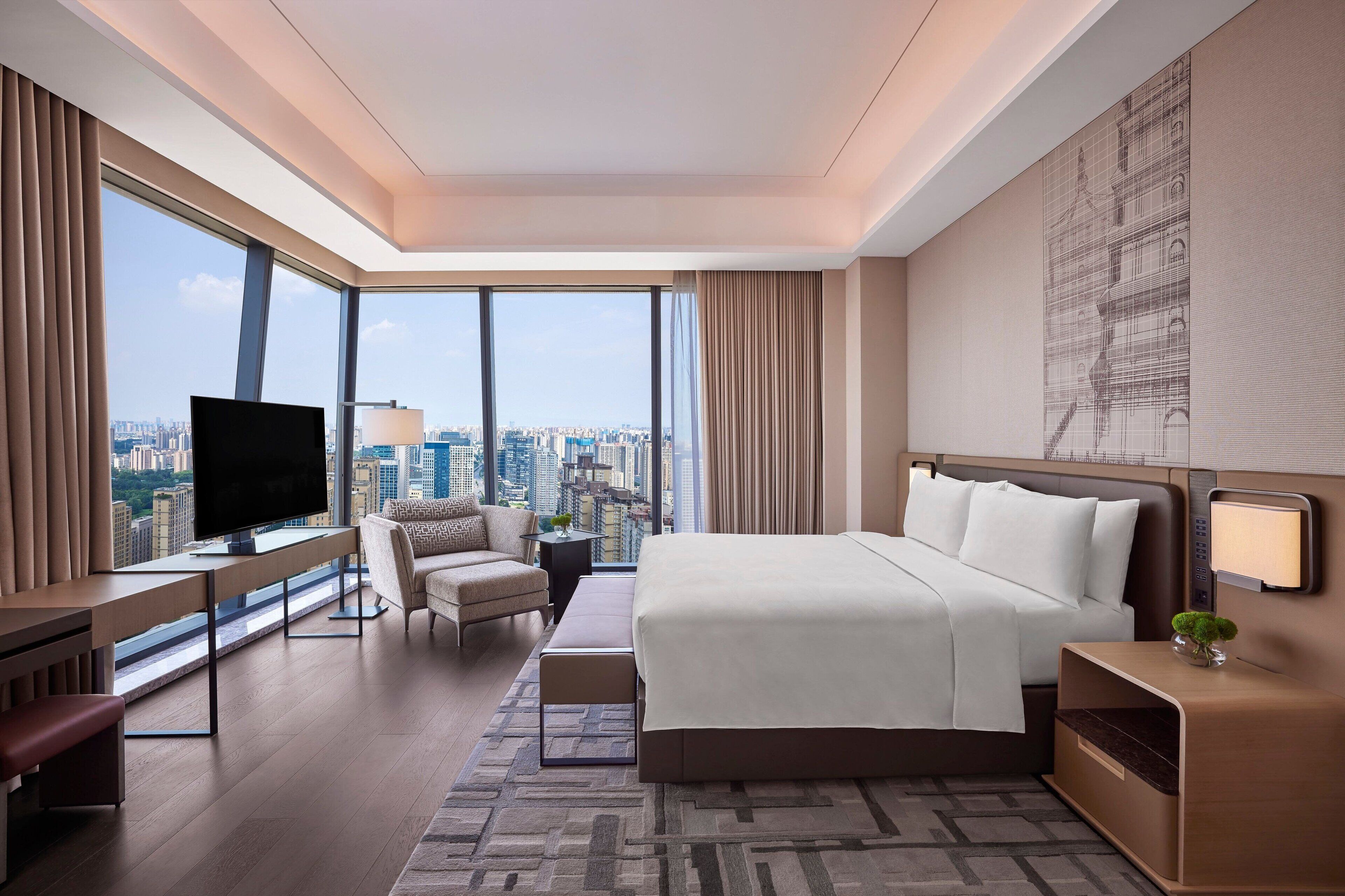 Cubrecamas, minibar y caja de seguridad en la habitación 