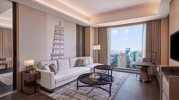 Executive-Suite, 1 King-Bett, Stadtblick | Daunenbettdecken, Minibar, Zimmersafe, individuell dekoriert