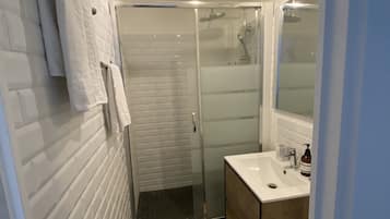 Een douche, een haardroger, handdoeken, zeep