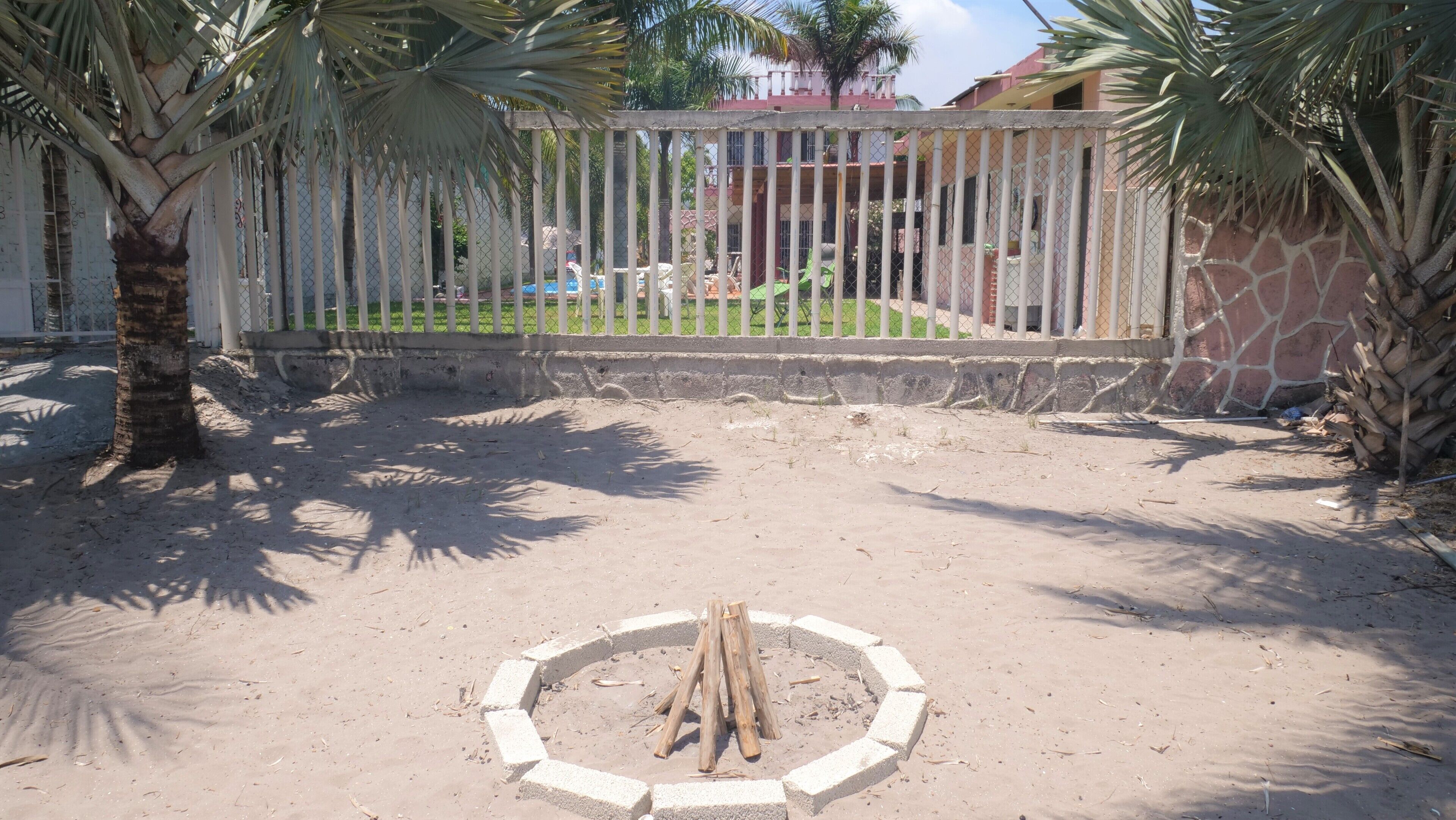 På stranden, strandtelt (inkludert) og parasoller