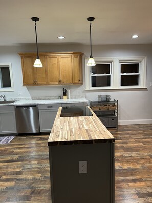 Fridge, microwave, oven, stovetop - Bring the family for a nice relaxing stay in our home! (Morrow)