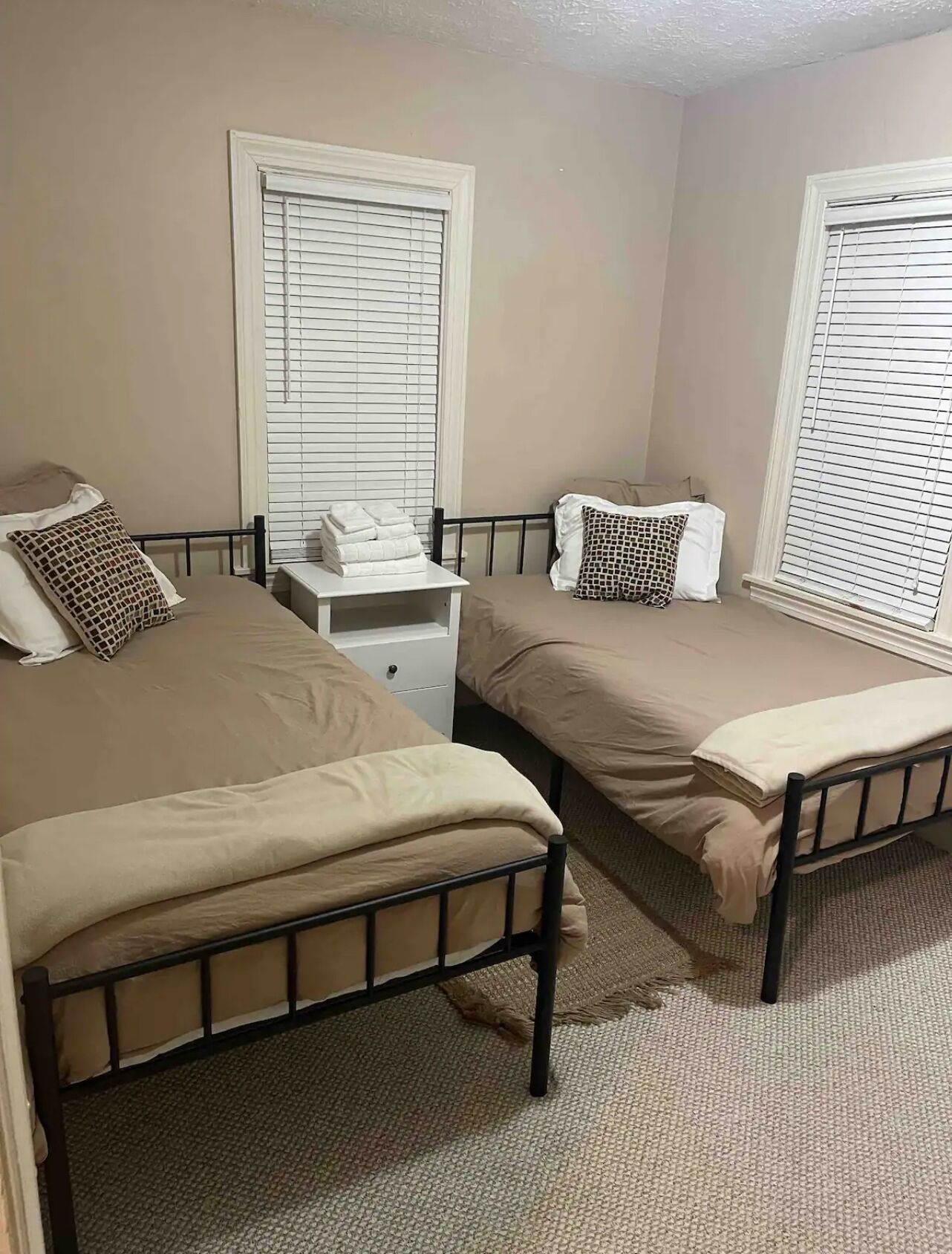 2 bedrooms, travel cot, free WiFi, bed sheets