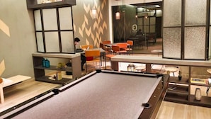 A billiards table in a modern lounge area with seating and a bar. - Two Beautiful 1 BR apts, 2 floors apart HS WiFi, full amenities! (Ciudad de México)